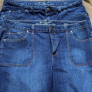 Lot of two Gloria Vanderbilt Bermuda style shorts